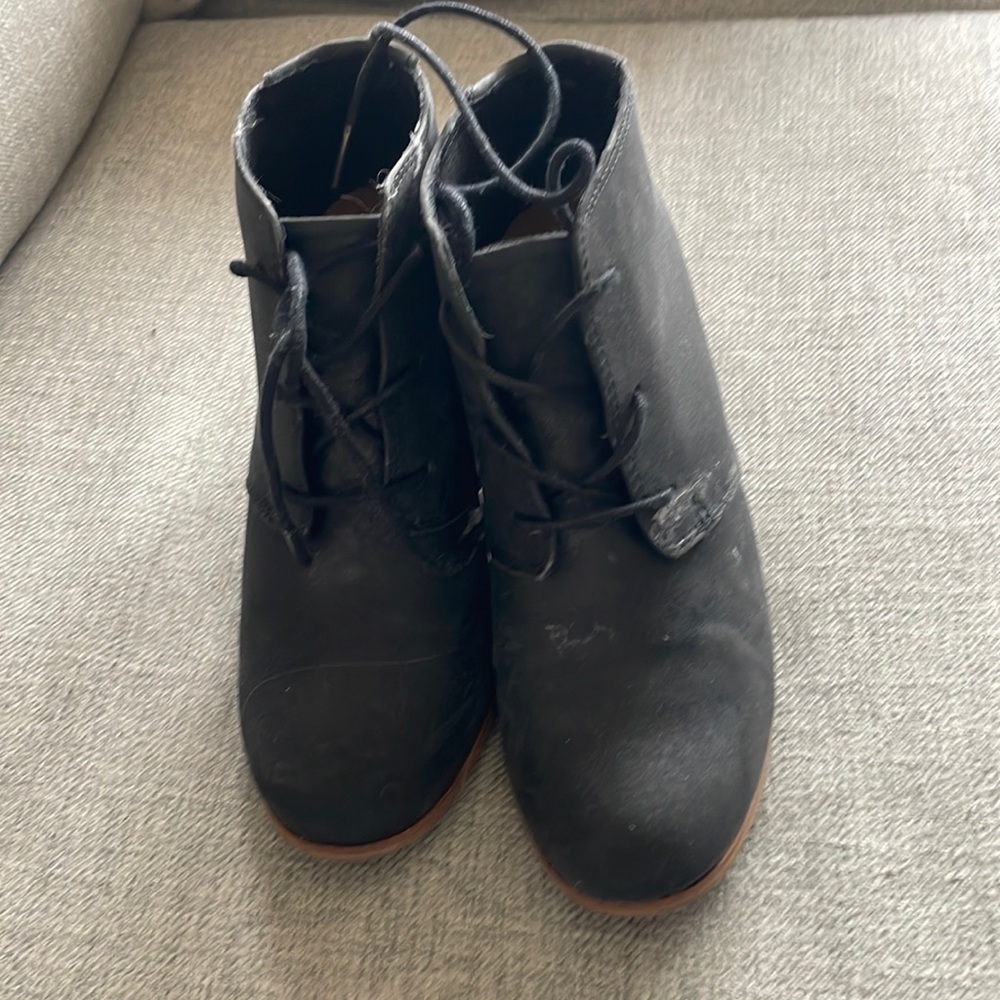 Tom’s lunata bootie lace ups- black metallic
